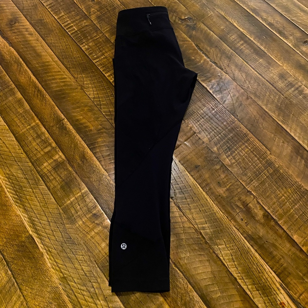 Lululemon Invigorate Crop old edition in Black, Womans Size 6